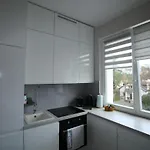 아파트 Apartamencik Przy Tezni W Konstancinie 콘스탄친-예지오르나